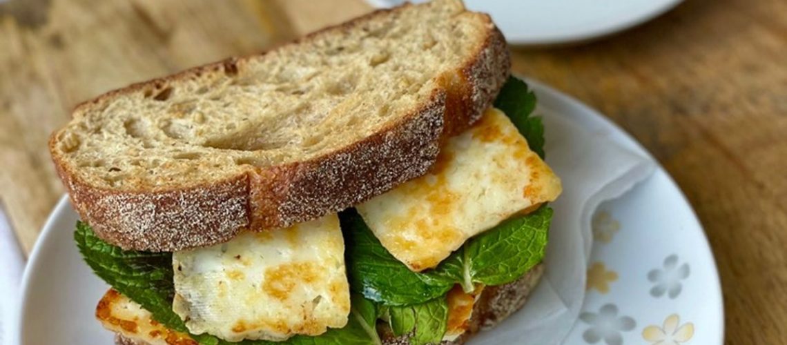 طريقة عمل ساندويش الحلوم بالبيستو صوص