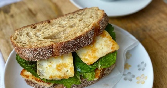 طريقة عمل ساندويش الحلوم بالبيستو صوص