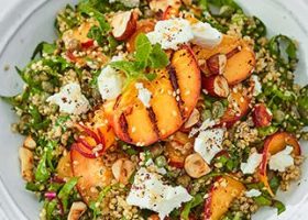 طريقة عمل سلطة الكينوا الباردة بالخوخ المشوى والمكسرات