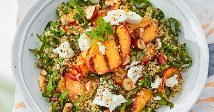 طريقة عمل سلطة الكينوا الباردة بالخوخ المشوى والمكسرات