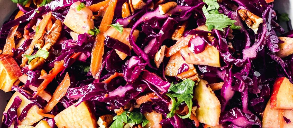 طريقة عمل سلطة كرنب بنفسجي بالتين المجفف وصوص الطحينة