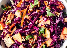 طريقة عمل سلطة كرنب بنفسجي بالتين المجفف وصوص الطحينة