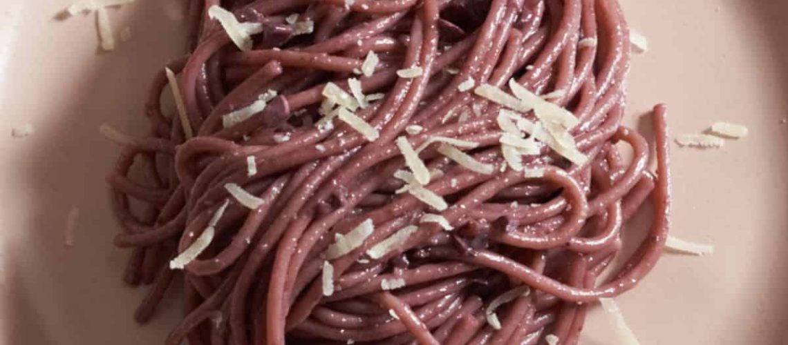 طريقة عمل مكرونة اسباجيتي بصلصة العنب الأحمر والكاجو