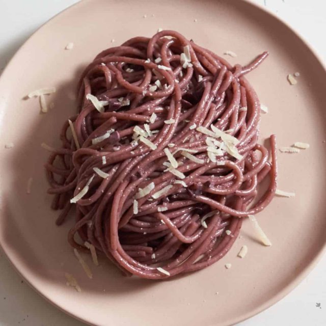 طريقة عمل مكرونة اسباجيتي بصلصة العنب الأحمر والكاجو