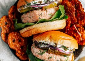 طريقة عمل ميني برجر السلمون بصوص الزبادى والنعناع