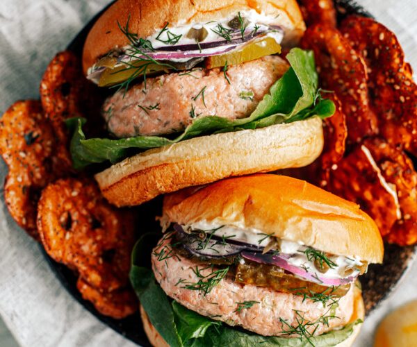 طريقة عمل ميني برجر السلمون بصوص الزبادى والنعناع