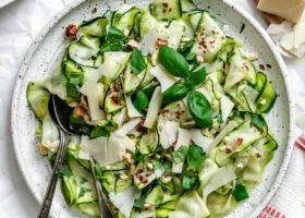 طريقة عمل سلطة الكوسة النيئة بالليمون والبارميزان