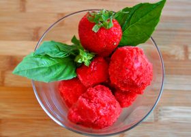 طريقة عمل ايس كريم الطماطم الكرزية بصوص الفراولة والريحان