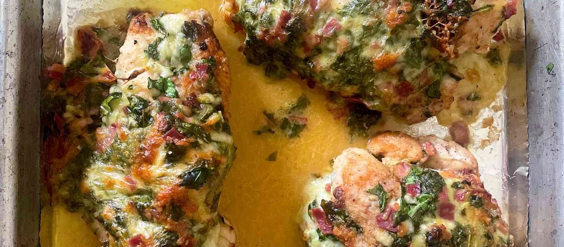 طريقة عمل صدور دجاج محشية بالسبانخ والجبنة الزرقاء