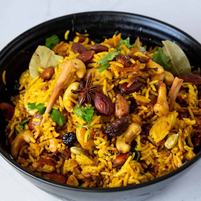 طريقة عمل ارز بسمتى بالمانجو والزعفران مع مكسرات محمصة