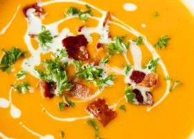 طريقة عمل شوربة البطاطا المشوية مع حليب جوز الهند والكاري