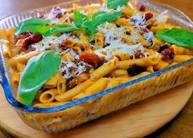 طريقة عمل باستا بالكوسة المشوية وصوص الطماطم المجففة بالريحان