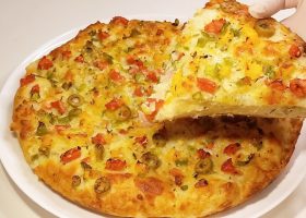 طريقة عمل بيتزا بخبز الحمص وصوص الزبادى بالاعشاب