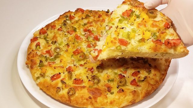 طريقة عمل بيتزا بخبز الحمص وصوص الزبادى بالاعشاب