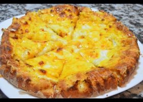 طريقة عمل بيتزا بالعسل والجبن الأزرق والتفاح المشوى