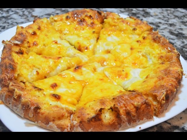 طريقة عمل بيتزا بالعسل والجبن الأزرق والتفاح المشوى