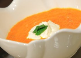 طريقة عمل شوربة الجزر والكركم مع لمسة جوز الهند