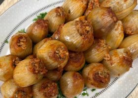 طريقة عمل بصل محشى بالارز البسمتى والبهارات الشرقية