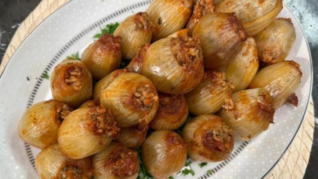 طريقة عمل بصل محشى بالارز البسمتى والبهارات الشرقية