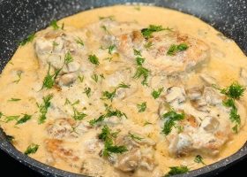 طريقة عمل دجاج اللوتس الكريمى بلمسة الرماد العطرى