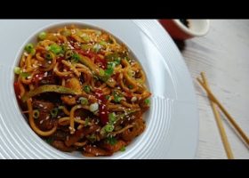 طريقة عمل نودلز الفجر الوردي بنكهة الفراولة المحروقة