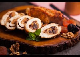 طريقة عمل رول الدجاج المحشى بالسلق والمكسرات