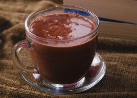 طريقة عمل مشروب الشوكولاتة الساخنة باللافندر والعسل