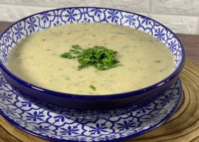طريقة عمل الشوربة البيضاء بالدجاج والكريمة