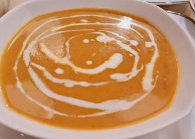 طريقة عمل شوربة الخريف الذهبية بالكاري وجوز الهند