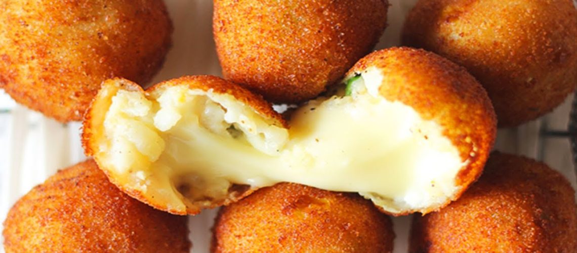 طريقة عمل كرات البطاطس المحشية بجبنة الريكفورد وصوص الزعتر