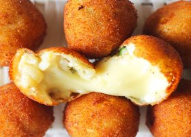 طريقة عمل كرات البطاطس المحشية بجبنة الريكفورد وصوص الزعتر