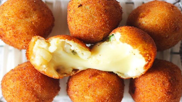 طريقة عمل كرات البطاطس المحشية بجبنة الريكفورد وصوص الزعتر