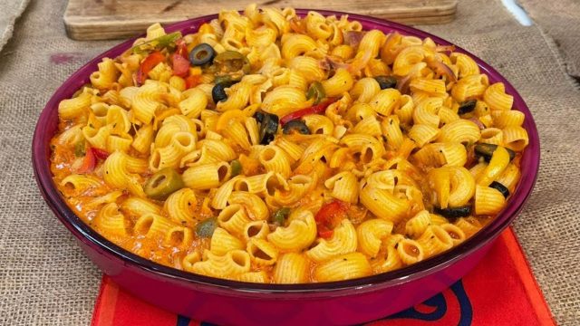 طريقة عمل مكرونة بالكريمة والزعفران ولمسة من الفلفل الوردى