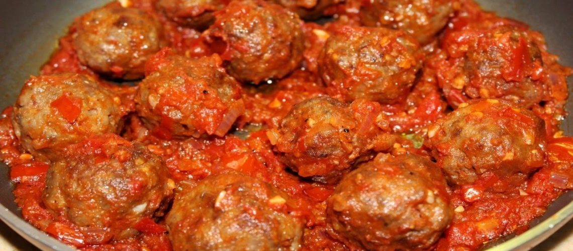 طريقة عمل كفتة الكينوا بالكاكاو الخام وصلصة الطماطم المدخنة