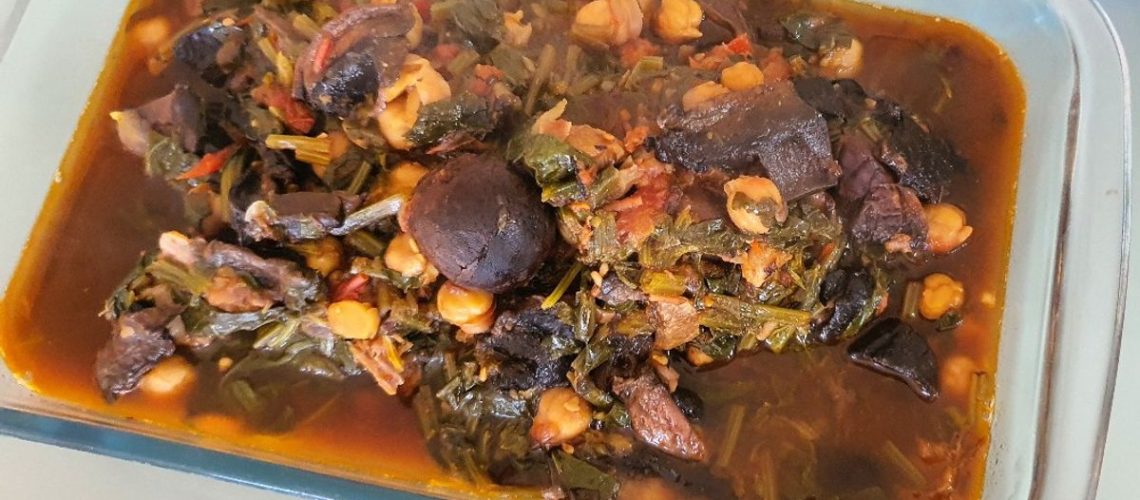 طريقة عمل حساء الغابة المضيئة بمشروم الشيتاكى والعسل الداكن