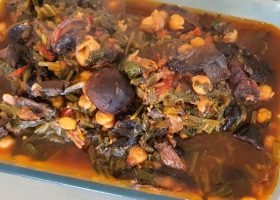 طريقة عمل حساء الغابة المضيئة بمشروم الشيتاكى والعسل الداكن