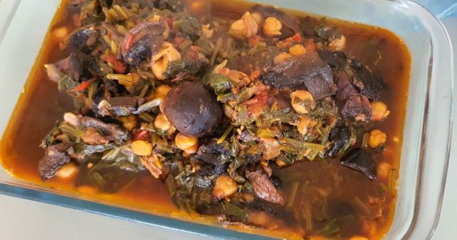 طريقة عمل حساء الغابة المضيئة بمشروم الشيتاكى والعسل الداكن