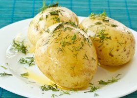 طريقة عمل بطاطس اللؤلؤ المنفوخة بصوص البسكويت المالح