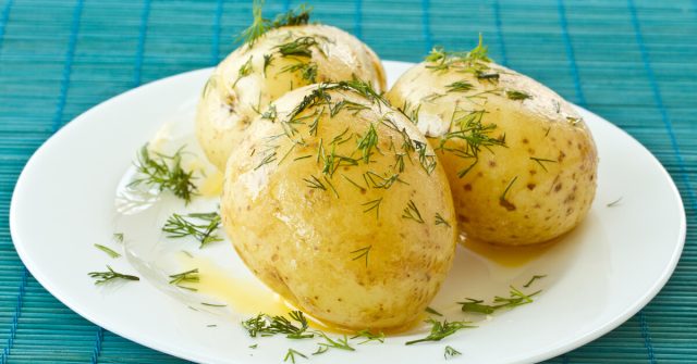 بطاطس اللؤلؤ المنفوخة بصوص البسكويت المالح