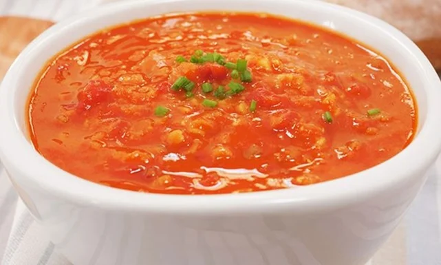 طريقة عمل فتة العدس الأحمر بالثوم المحمر وبصل الكريسبى