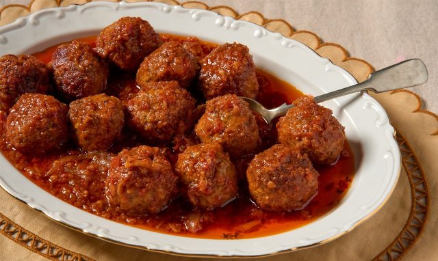 طريقة عمل طاجن كفتة الفراخ مع صوص الطماطم المدخن