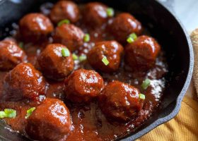 طريقة عمل كرات اللحم بالصوص الفسفوري الحلو