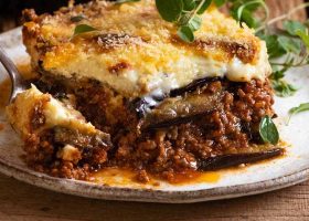 طريقة عمل المسقعة المشوية باللحمة المفرومة