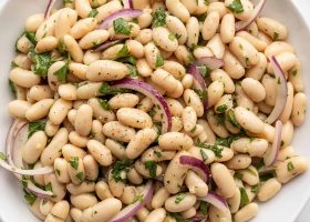 طريقة عمل سلطة الفاصوليا البيضاء بالليمون والثوم