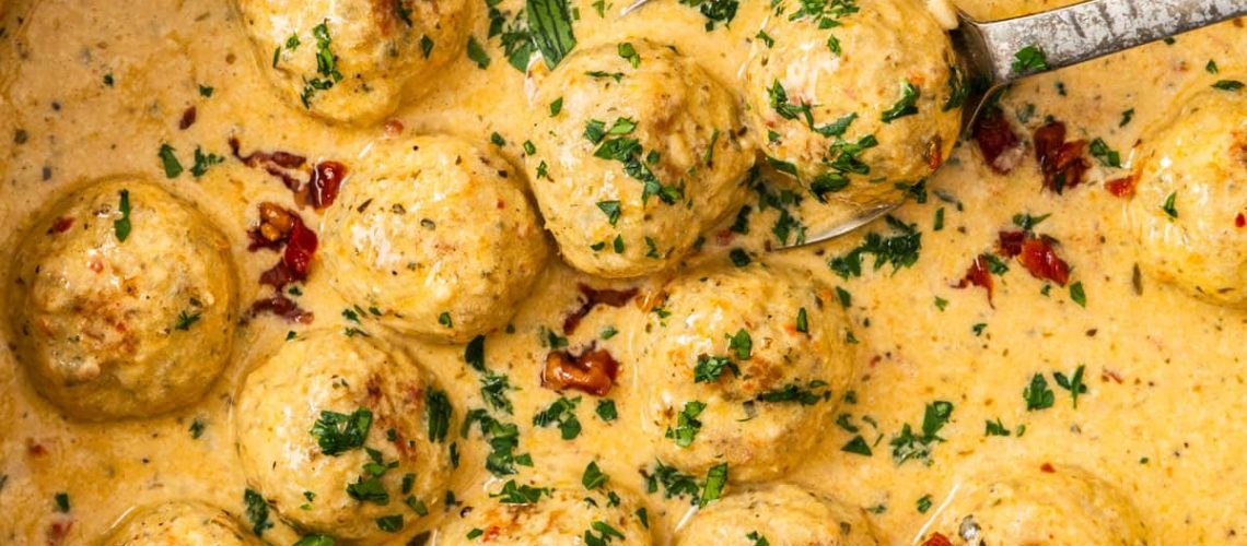 طريقة عمل كرات الدجاج بالكمثرى والزعتر فى صوص الزبدة