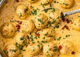 طريقة عمل كرات الدجاج بالكمثرى والزعتر فى صوص الزبدة