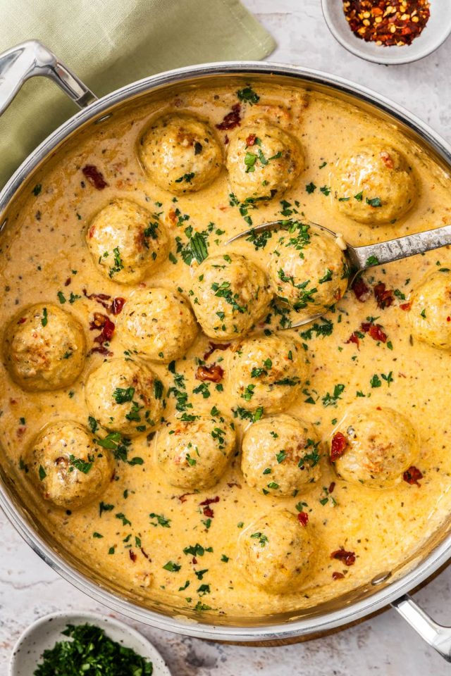 طريقة عمل كرات الدجاج بالكمثرى والزعتر فى صوص الزبدة