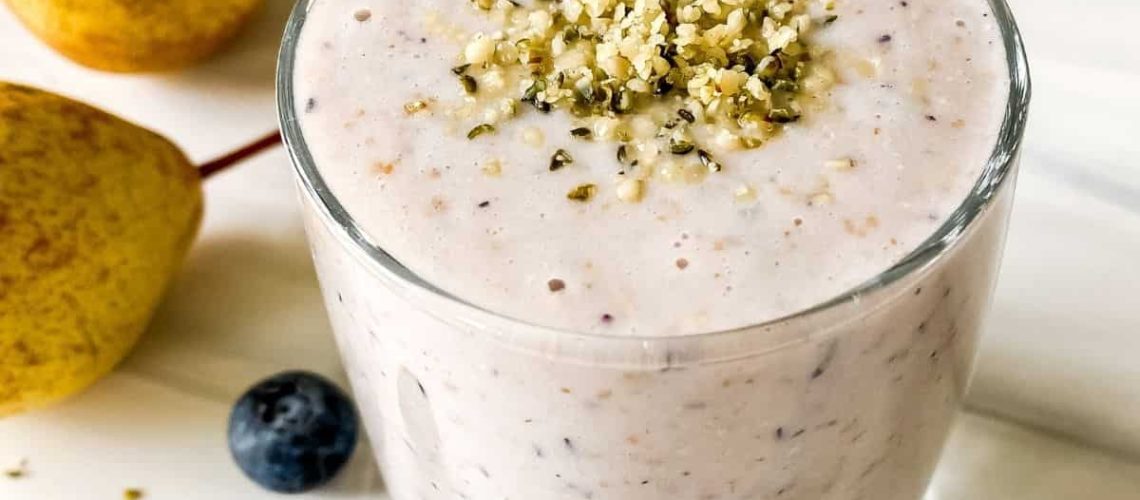 طريقة عمل سموثي الإجاص والتوت