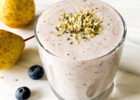 طريقة عمل سموثي الإجاص والتوت