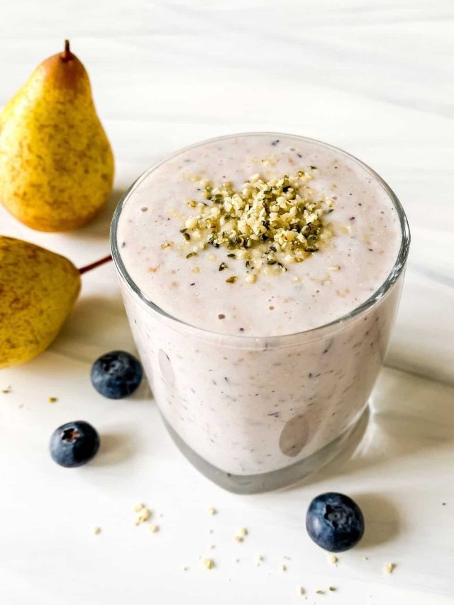 طريقة عمل سموثي الإجاص والتوت